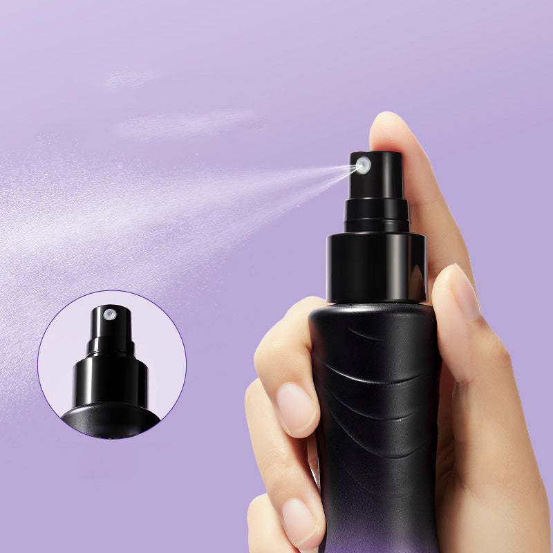Nahaufnahme des RenewVolume Volumensprays, verspricht maximales Haarvolumen und Ansatz-Lift.