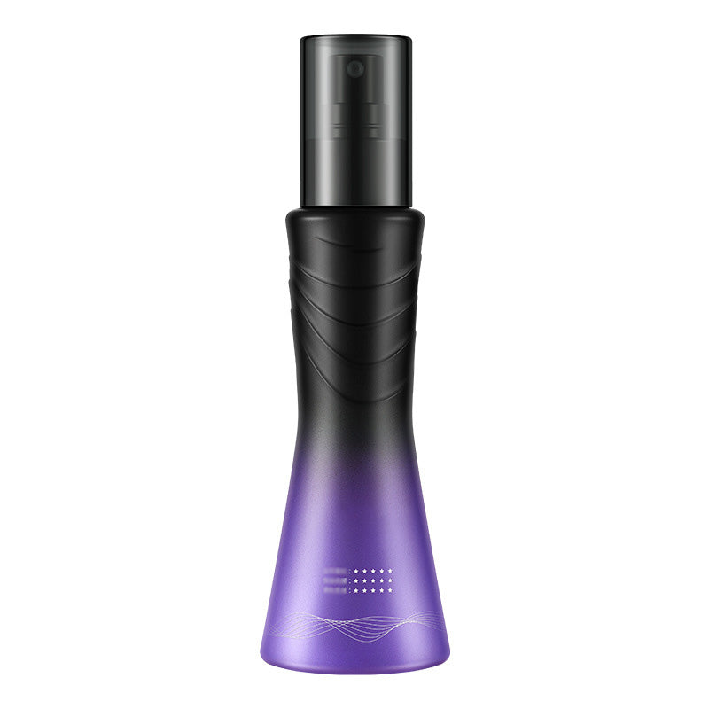 RenewVolume Volumenspray im Badezimmer, unverzichtbar für tägliches Styling und volles, feines Haar.