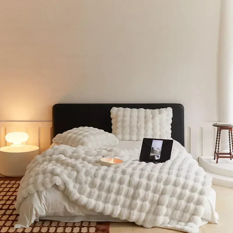 Weiche Wendefleece-Wohndecke SnuggleSoft, ideal für gemütliche Stunden auf Sofa oder Bett.