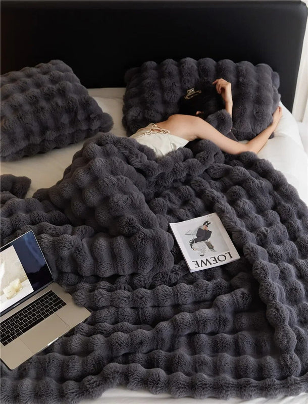 Hochwertige Wendefleece-Decke SnuggleSoft, flauschig & weich, perfektes Wohnaccessoire.