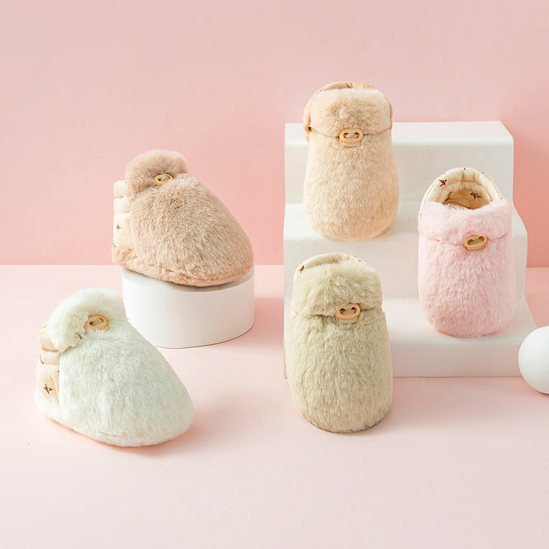 Perfektes Babygeschenk: Flauschige Babysockenschuhe, weich, warm und rutschfest für sichere Kinderfüße.