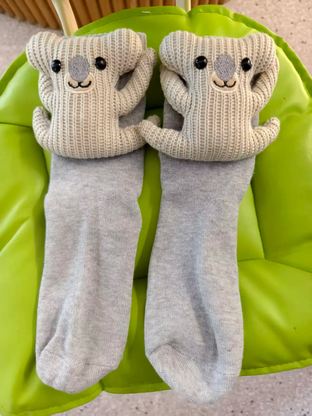Gemütliche Unisex Plüsch-Haussocken mit 3D-Tier. Rutschfeste Antirutsch-Sohle für hohen Komfort.