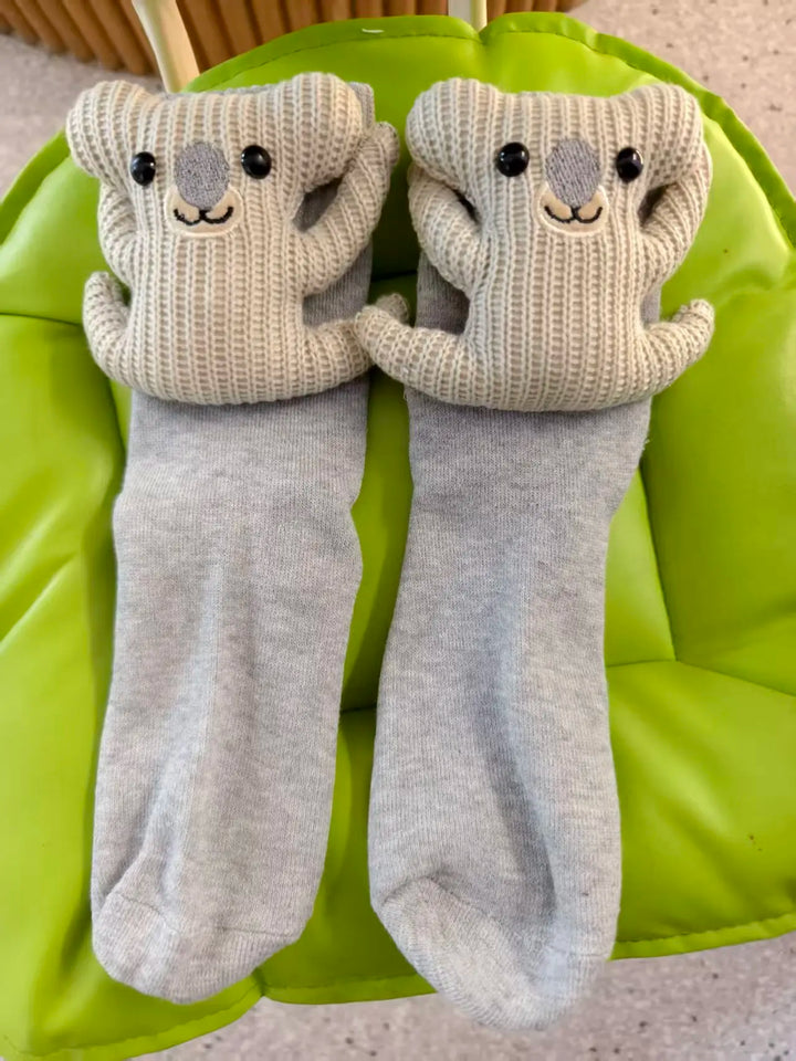 Gemütliche Unisex Plüsch-Haussocken mit 3D-Tier. Rutschfeste Antirutsch-Sohle für hohen Komfort.