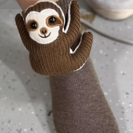 Unisex Plüsch-Haussocken mit 3D-Tier. Rutschfest, bequem und kuschelig warm für entspannte Stunden.