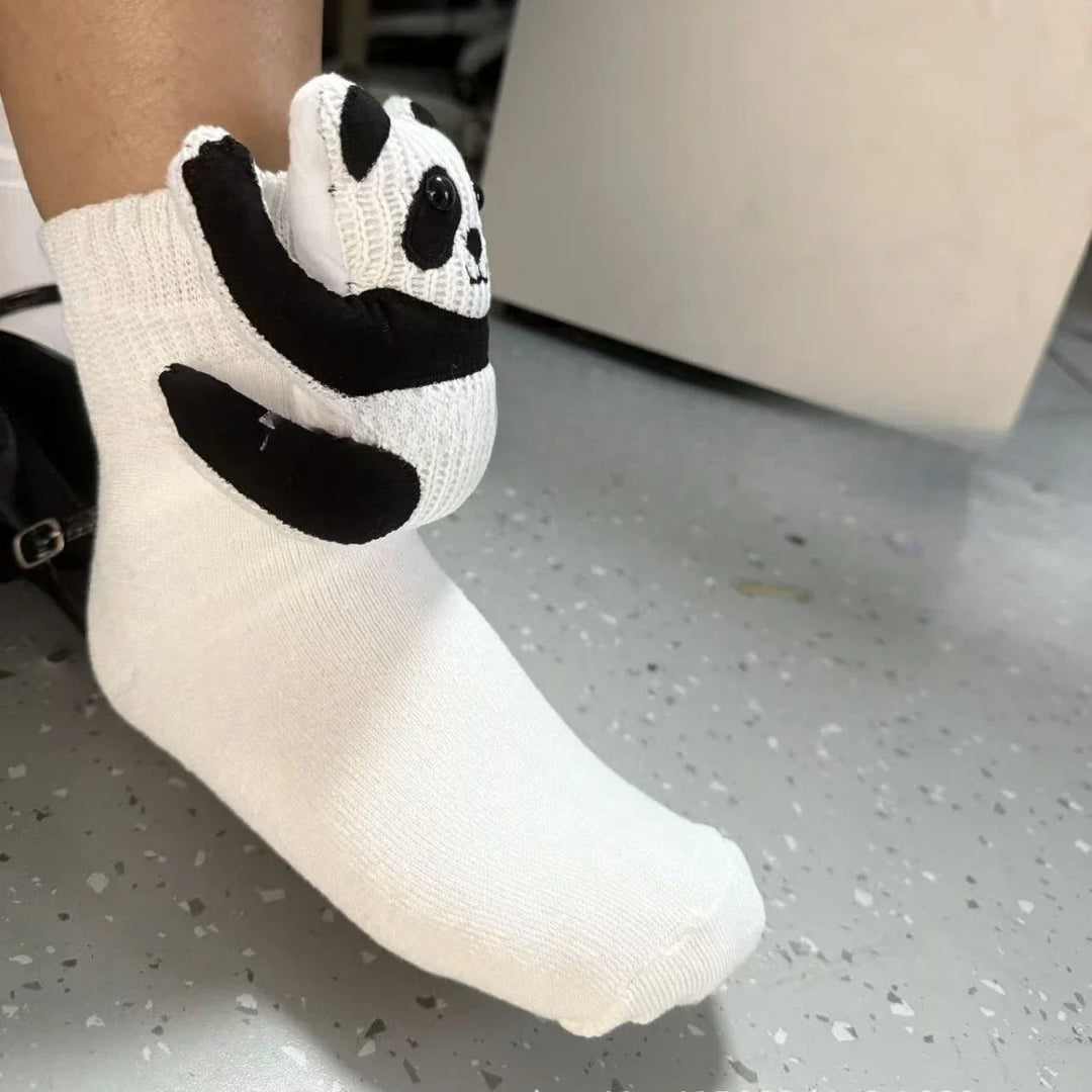 Unisex Haussocken, plüschig & warm, mit 3D-Tierkopf. Rutschfeste Sohle für sicheren Halt.