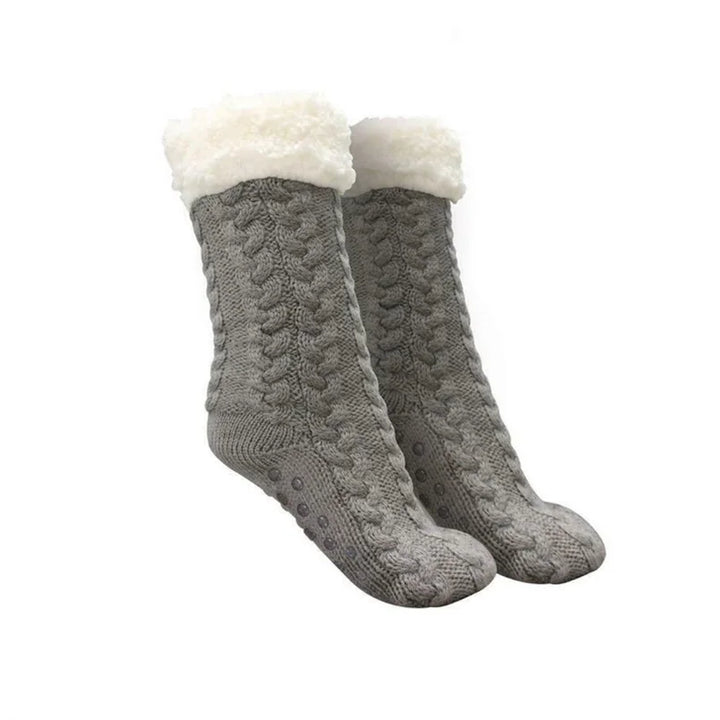 Damen Kuschelsocken an Füßen, weich, warm und rutschfest, perfekt für entspannte Momente zuhause.