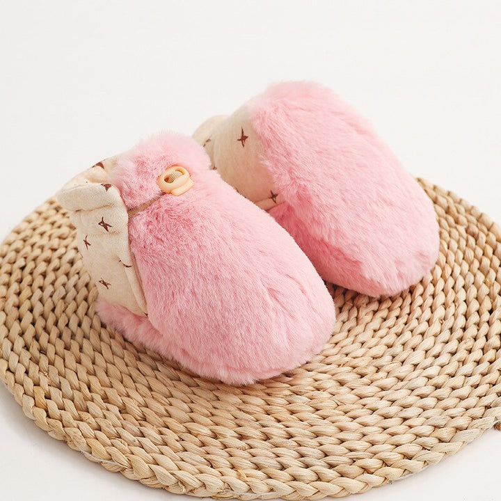 Flauschige, warme weiße Baby Hausschuhe für gemütliche Kleinkind Füße. Ideal für den Winter.
