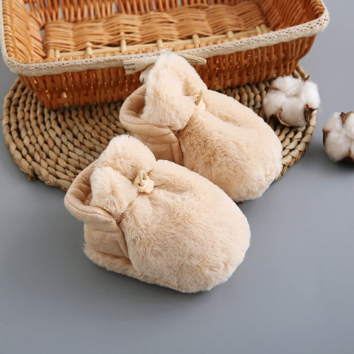 Superweiche, flauschige Baby Hausschuhe halten kleine Füße warm. Gemütliche Kleinkinderschuhe für Winter.