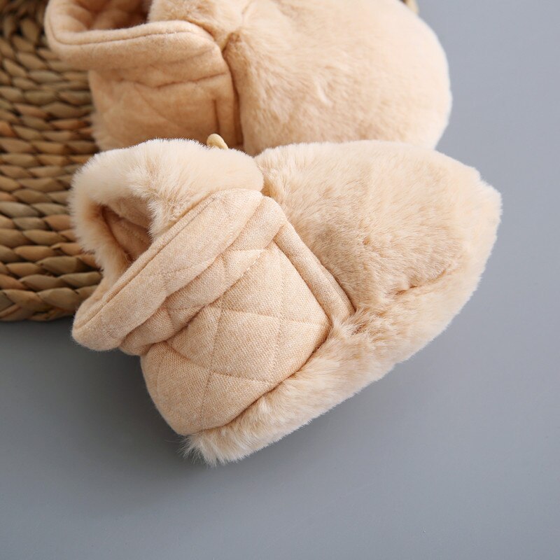 Weiße, plüschige Baby Hausschuhe mit weichem Futter für warme Winter Babyfüße. Gemütliche Neugeborenen Schuhe.