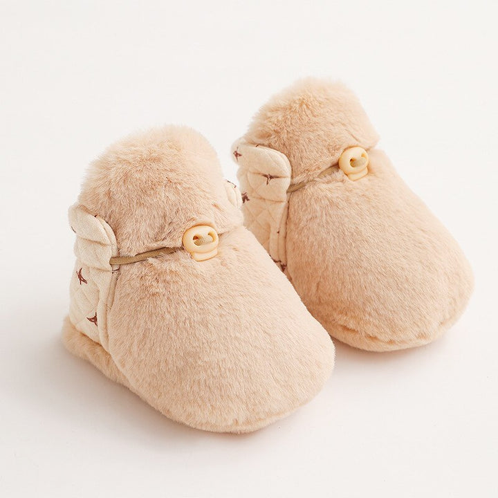 Das perfekte Baby Geschenk: Flauschige, warme Neugeborenen Hausschuhe für kuschelige Babyfüße.