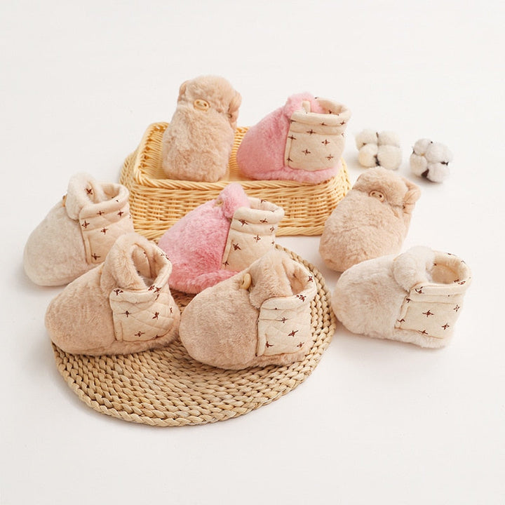 Nahaufnahme der flauschigen Textur von Baby Hausschuhen, weich und warm. Ideale Neugeborenen Winter Schuhe.