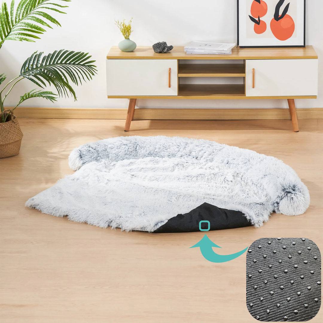 Hund schläft gemütlich auf Plüschdecke (PlushNest). Idealer Möbelschutz & pflegeleicht.