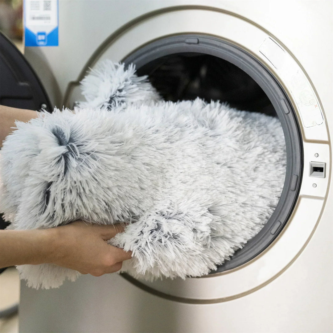 Kuschelige Hundebett-Decke (PlushNest) für maximalen Tierkomfort. Waschbar & langlebig.