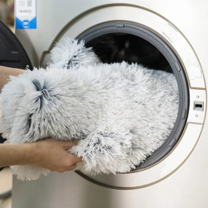 Kuschelige Hundebett-Decke (PlushNest) für maximalen Tierkomfort. Waschbar & langlebig.