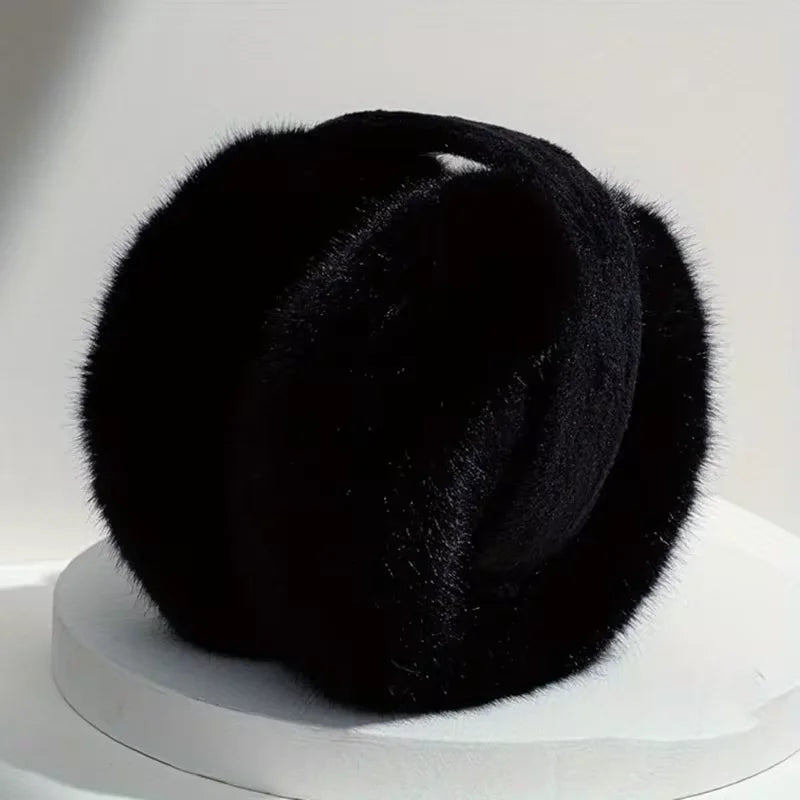 Outdoor Ohrenschützer, flauschig & warm. Perfekt für Ski, Spaziergänge & winterliche Aktivitäten.
