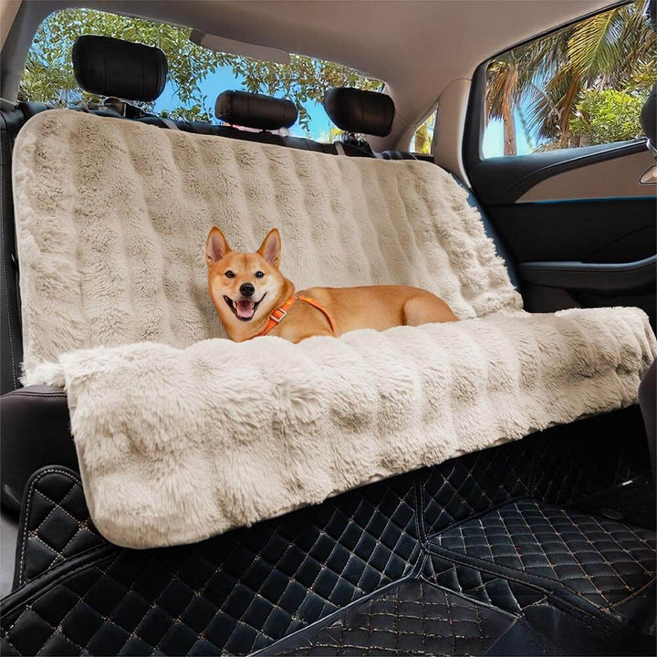 Flauschiger Autositzschutz für Hunde aus Kunstpelz, gemütlich & rutschfest, ideal für Reisen.