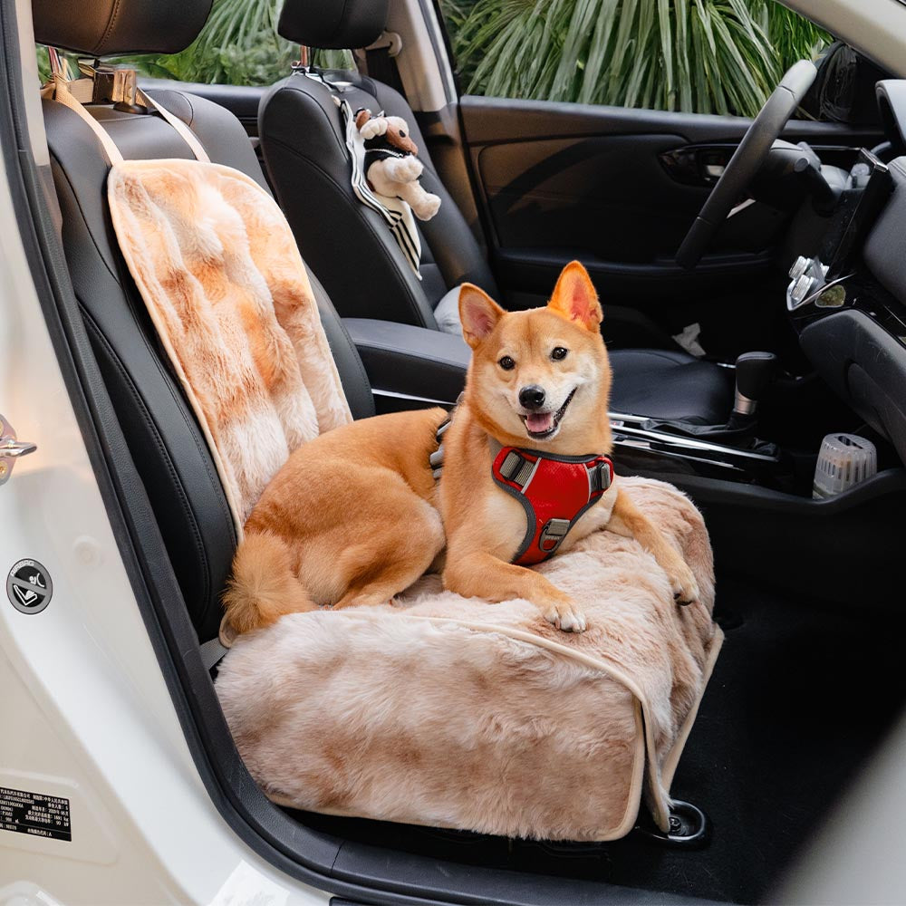 Gemütliche Hundedecke aus flauschigem Kunstpelz, waschbar, schützt Autositze auf Reisen.