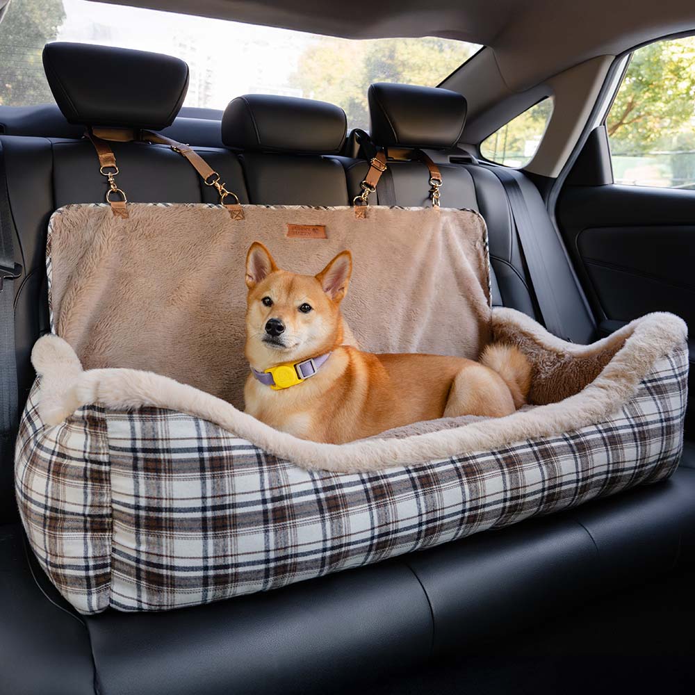 Flauschiger Hundeautositz für sichere & komfortable Autofahrten, ideal für kleine Hunde.