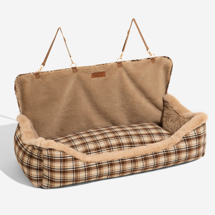 Ergonomischer Hundeautositz, flauschig und bequem, für lange und kurze Reisen geeignet.