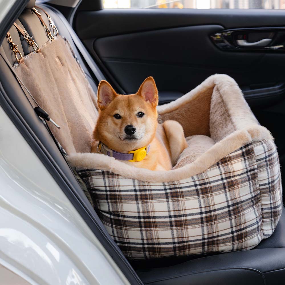 Haustierautositz mit Gurtbefestigung, schützt Hunde bei jeder Autofahrt im Winter.