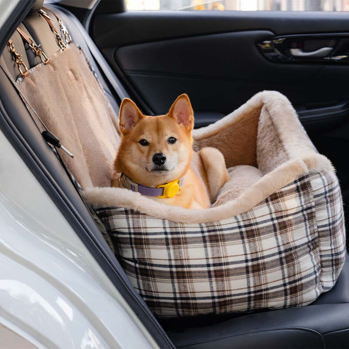 Haustierautositz mit Gurtbefestigung, schützt Hunde bei jeder Autofahrt im Winter.