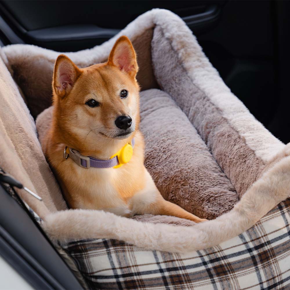 Komfortabler Hundeautositz aus Plüsch, waschbar, für eine stressfreie Reise mit dem Hund.