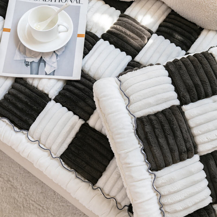 Schwarz-karierter Sofabezug, flauschig und waschbar, perfekter Schutz für Ihr Wohnzimmer.