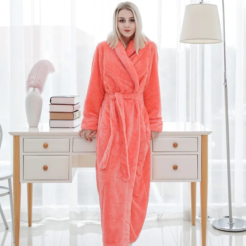Flauschiger unisex Bademantel lang mit Schalkragen & Bindegürtel. Warm für Herbst & Winter.