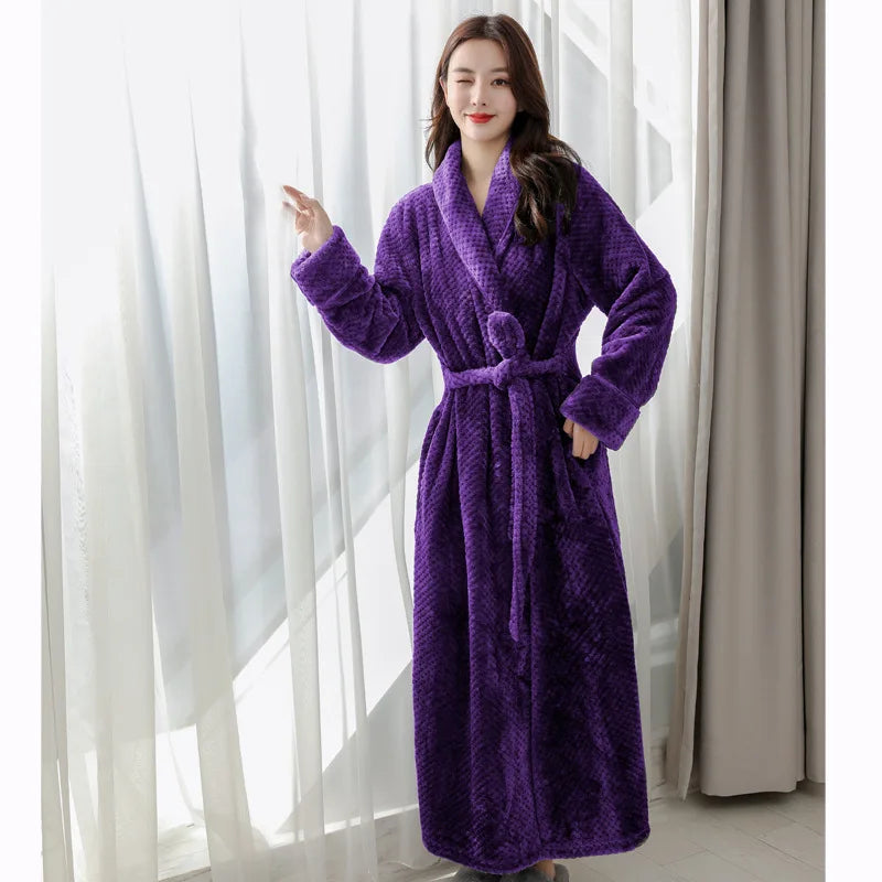 Gemütlicher, flauschiger Bademantel lang für Damen & Herren. Warmer Hausmantel mit Schalkragen.