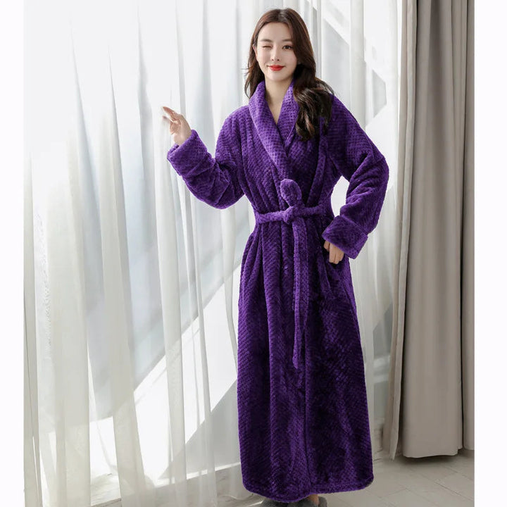 Gemütlicher, flauschiger Bademantel lang für Damen & Herren. Warmer Hausmantel mit Schalkragen.