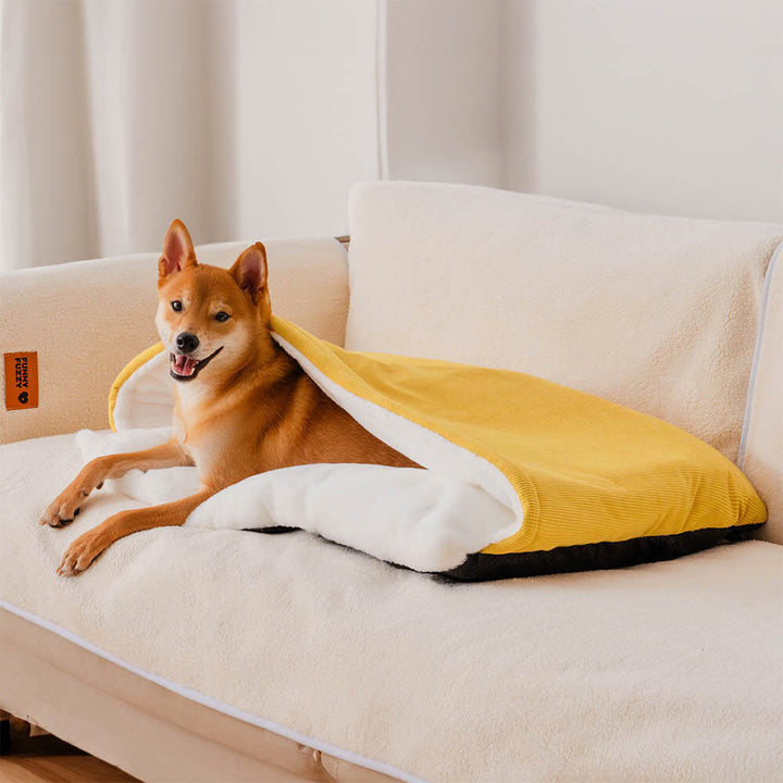 Weicher, flauschiger Welpenschlafsack aus Plüsch. Kuscheliges Haustierbett, ideal für Hunde, die Geborgenheit suchen.