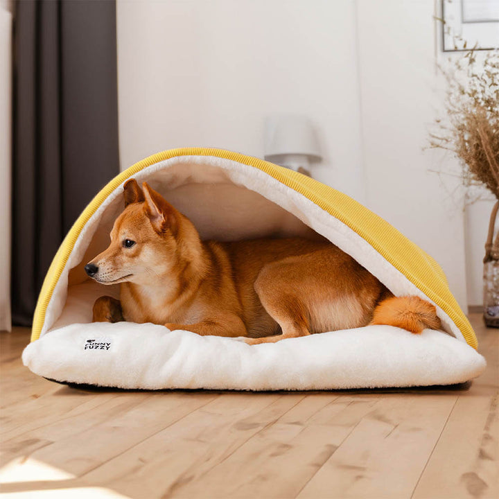 Glücklicher Welpe schläft tief im flauschigen Welpenschlafsack. Weiches, warmes Hundebett für maximale Geborgenheit.