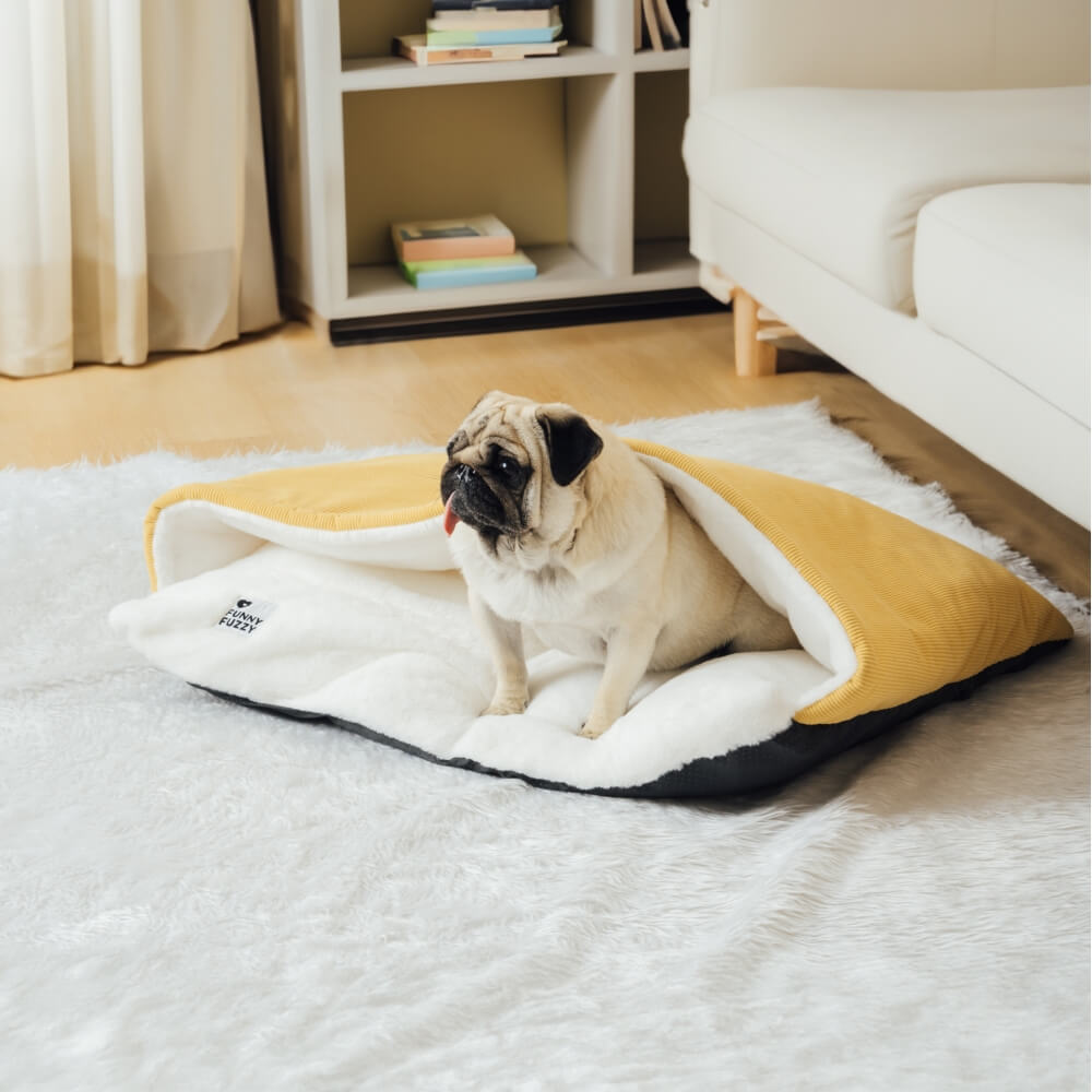 Detailansicht des extrem weichen, flauschigen Stoffs. Gemütlicher Welpenschlafsack als Haustierbett für Hunde.