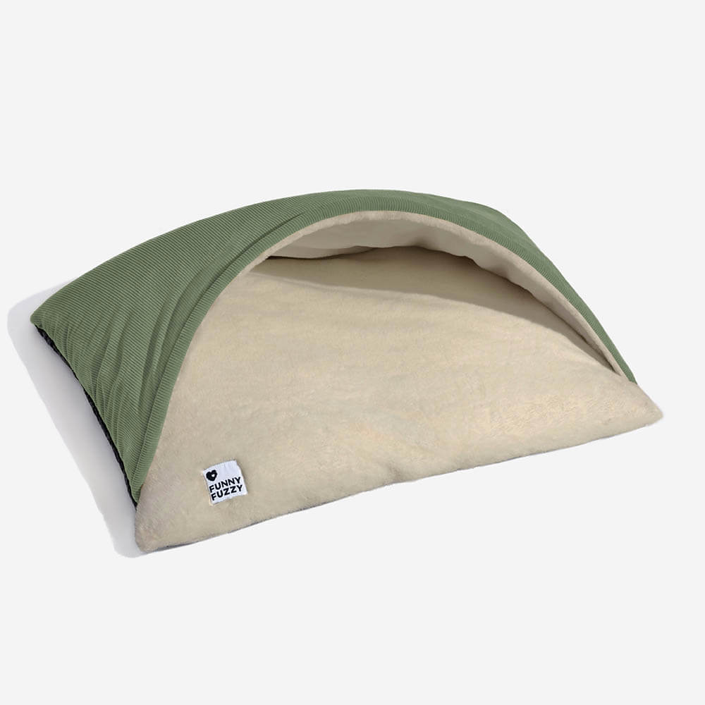 Entspannter Hund im flauschigen Welpenschlafsack. Extrem weiches Kuschelbett für Hunde, sorgt für Geborgenheit.