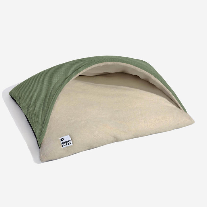 Entspannter Hund im flauschigen Welpenschlafsack. Extrem weiches Kuschelbett für Hunde, sorgt für Geborgenheit.