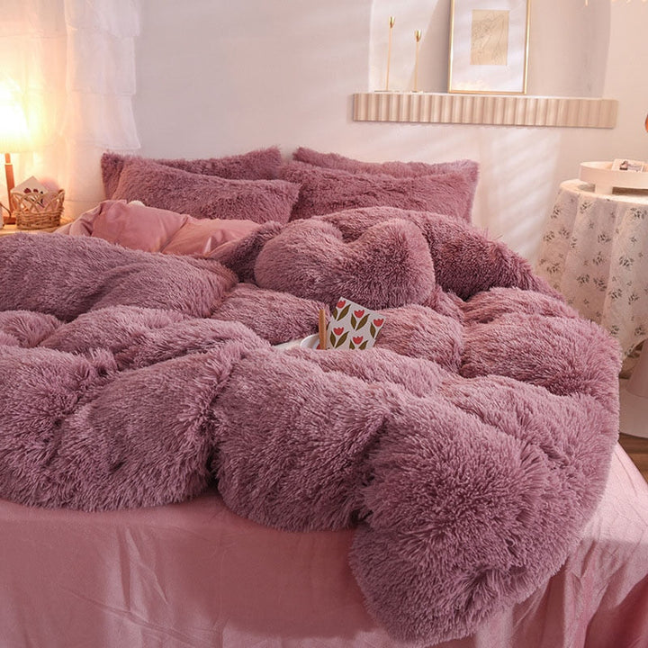 Hochwertiges 5-teiliges Bettwäsche-Set, extrem flauschig und warm. Inkl. Herzkissen.