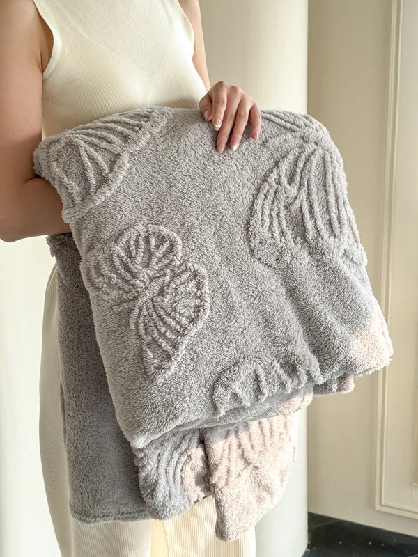 Hochwertige Fleurière Coral-Fleece-Decke mit innovativen 3D-Schmetterlingen, extrem weich.