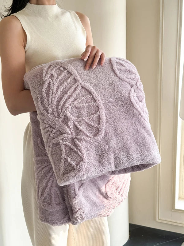 Vielseitige Fleurière Kuscheldecke mit 3D-Schmetterlingen, passend für Zuhause oder unterwegs.