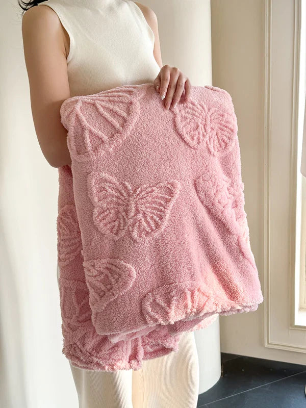 Nahaufnahme der weichen Textur der Fleurière Flanelldecke mit filigranen 3D-Schmetterlingen.