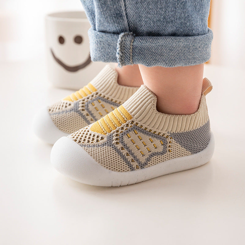 Flexible Lauflernschuhe für Babys, barfußähnlich & rutschfest, ideal für erste Schritte.