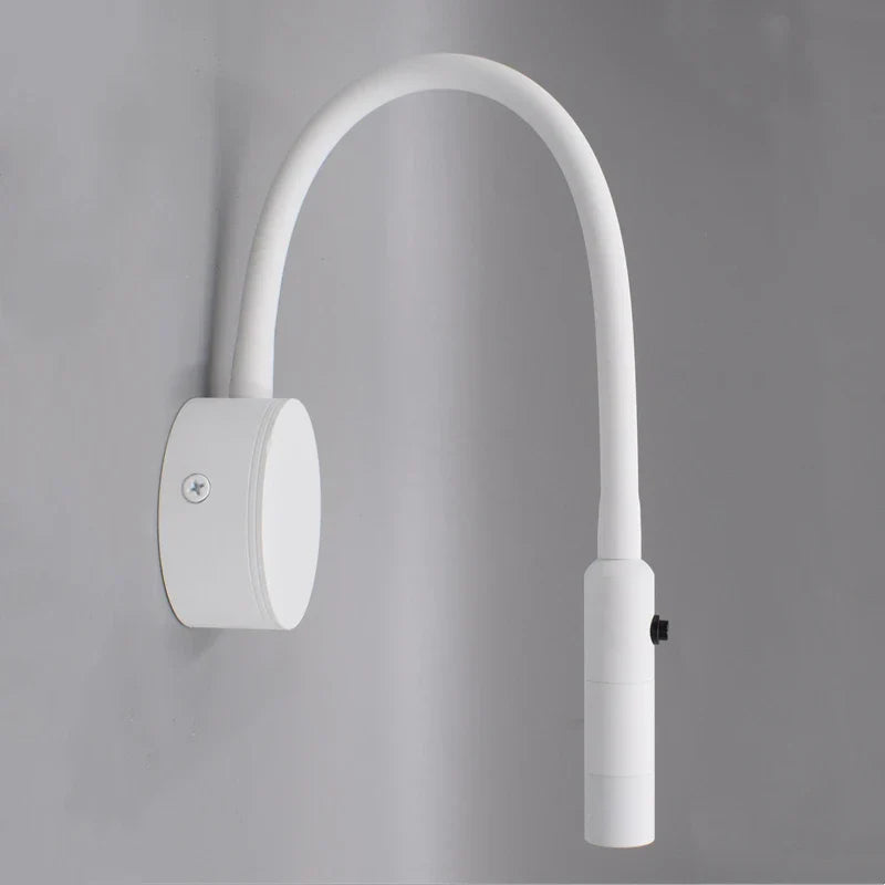 Dimmbare LED-Wandleselampe mit einstellbarer Farbtemperatur, ideal für entspanntes Lesen im Schlafzimmer.