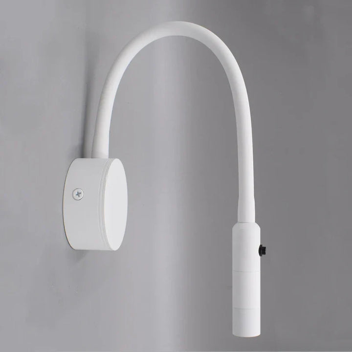 Dimmbare LED-Wandleselampe mit einstellbarer Farbtemperatur, ideal für entspanntes Lesen im Schlafzimmer.