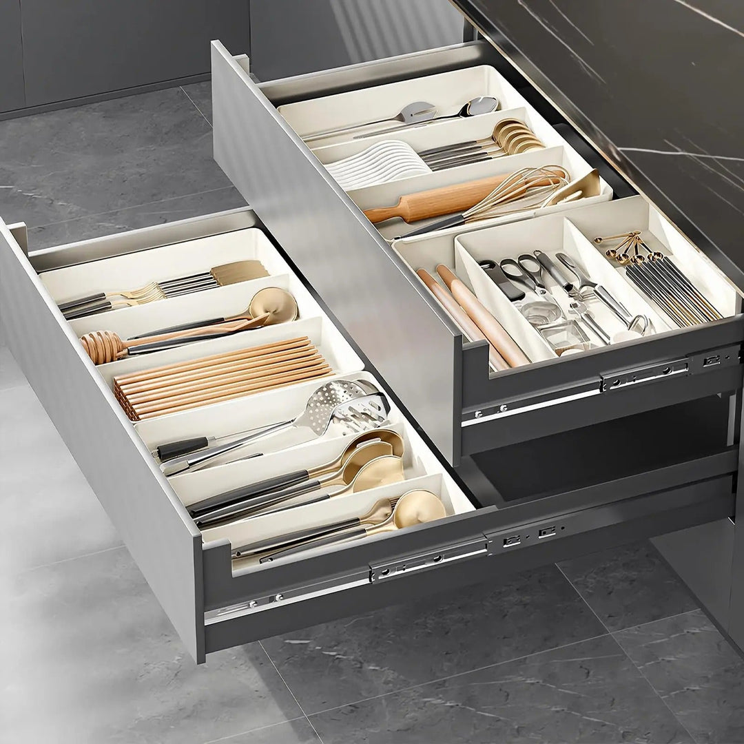 Flexibler Schubladenorganizer ausziehbar, ideal als Besteckkasten für Küchenschubladen, schafft Ordnung.