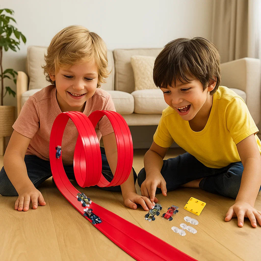 Nahaufnahme eines Rennautos, das auf der flexiblen Rennstrecke fährt; schnelles Action-Spielzeug für Kinder.