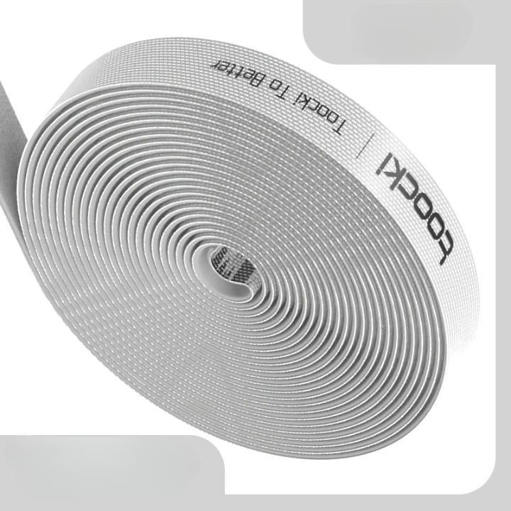 FlexWrap Kabelorganisator in Aktion: Bündelt mehrere Kabel zu einer sauberen Einheit.