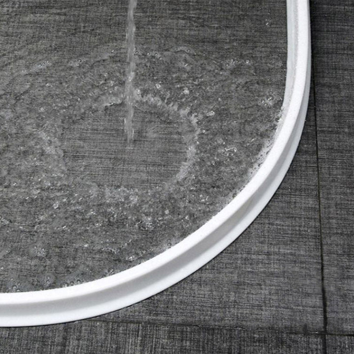 Transparente FlowLock Silikonbarriere für Duschtassen, selbstklebend, für einen trockenen und sicheren Badezimmerboden.