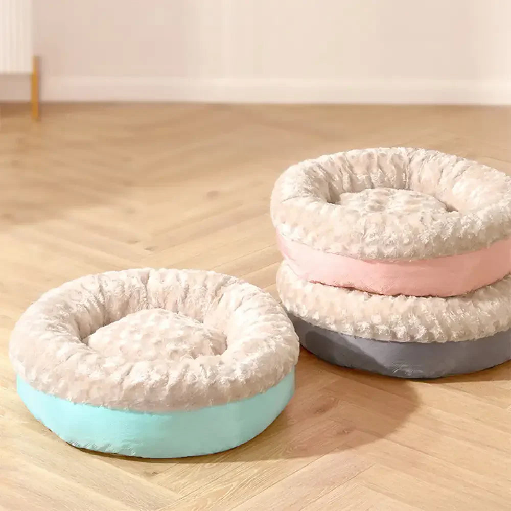 Flauschiges Haustierbett in Donut-Form, hergestellt aus warmem, weichem Kunstpelz. Ein Traum für jede Katze.