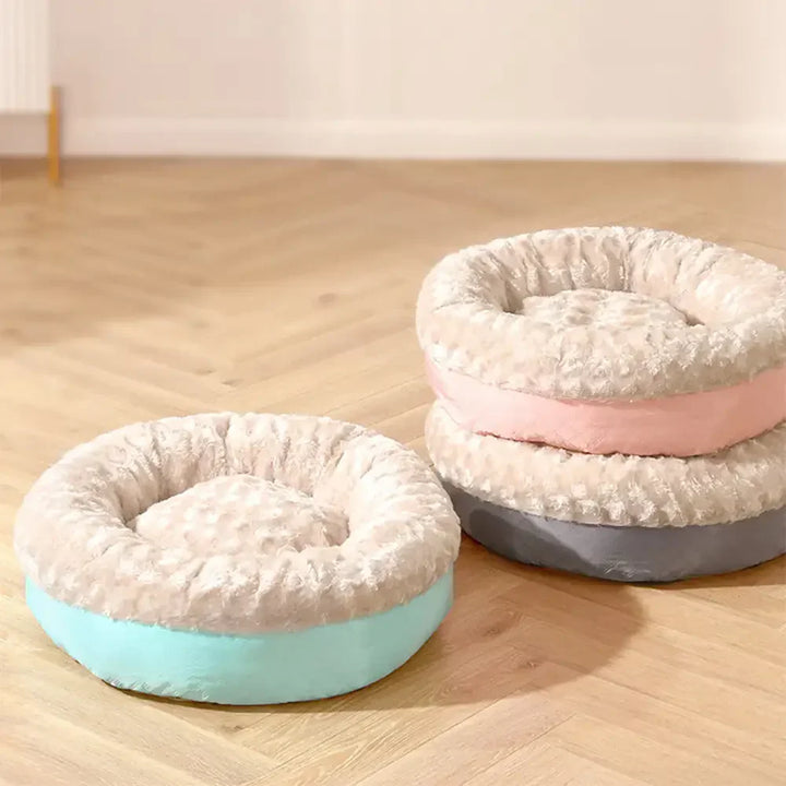 Flauschiges Haustierbett in Donut-Form, hergestellt aus warmem, weichem Kunstpelz. Ein Traum für jede Katze.
