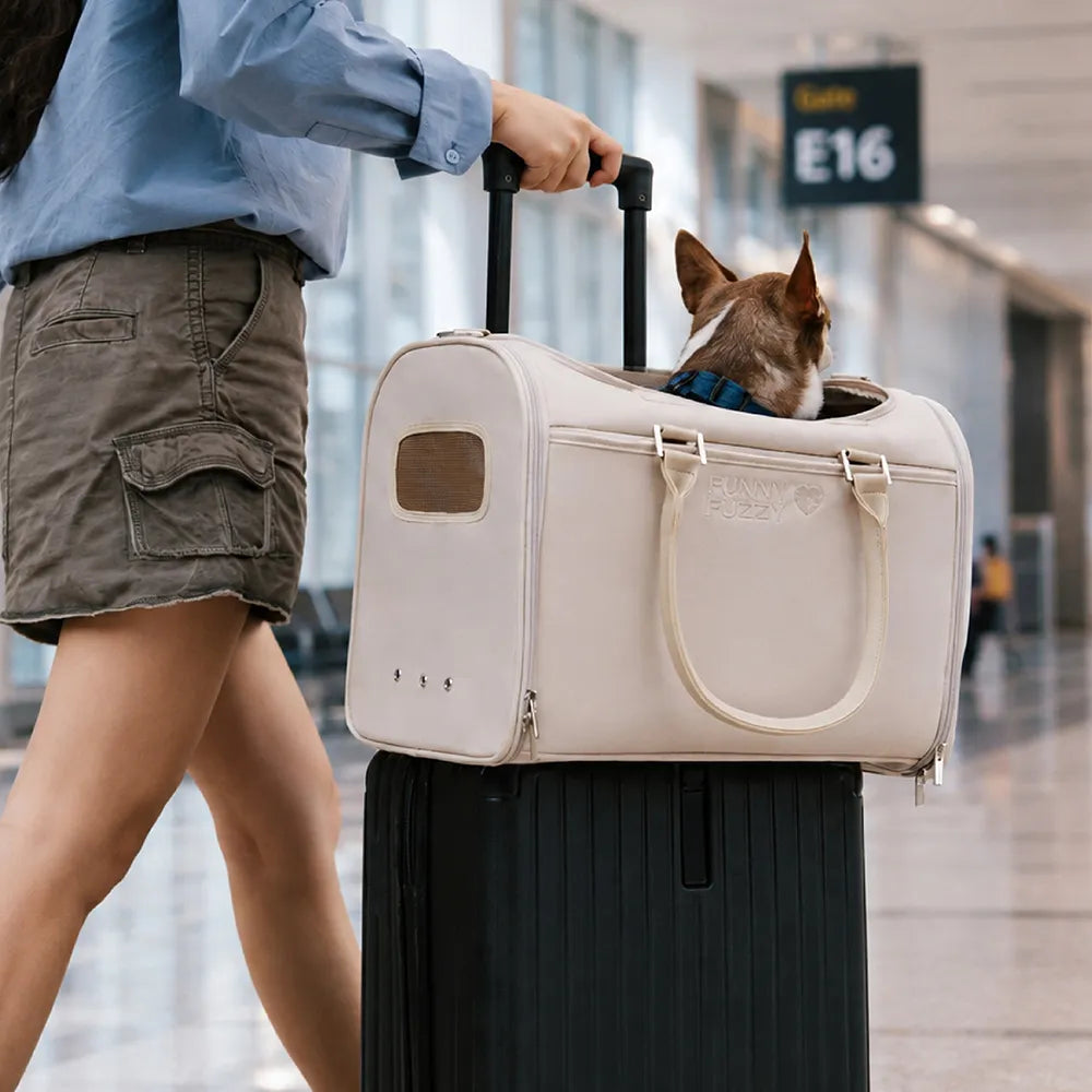 Flugzeugkonforme Hundetragetasche aus weichem Nylon für komfortablen und sicheren Tiertransport auf Reisen.