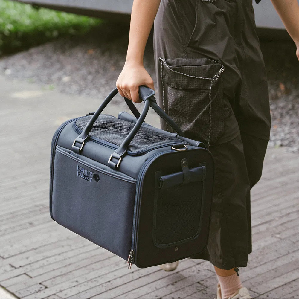 Moderne Flugzeug-Hundetransporttasche aus weichem Nylon, perfekt für bequeme und sichere Tierbeförderung.